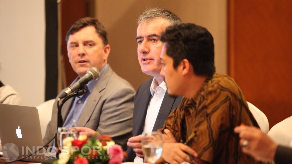 Direktur ES Global, Olly Watts (kedua dari kiri) saat memaparkan perencanaan pembangunan Velodrome Rawamangun. Es Global didatangkan khusus dari Inggris sebagai perancang.